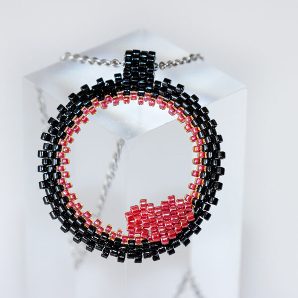 O'Shape pendant with heart pattern, in black and red colors