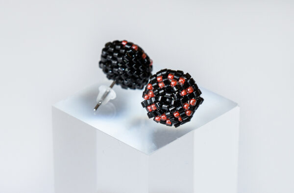 O’Shape earrings, round in black and red colors