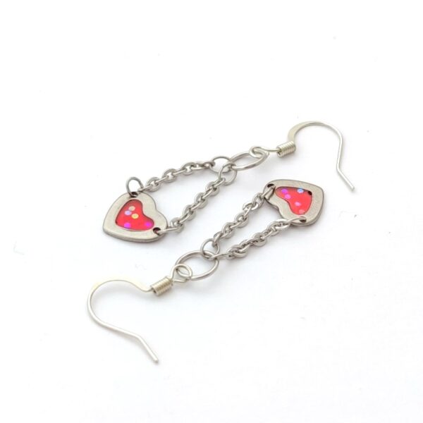 Heart earrings with chain, red resin and glitter