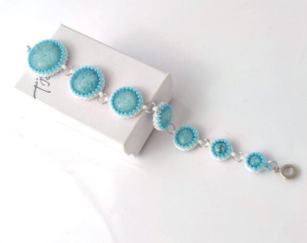 Bubbles beaded bracelet in turquoise color, with 7 caboshons