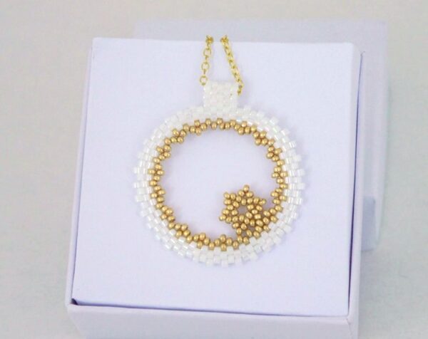 O'Shape pendant with star pattern, in white and gold colors
