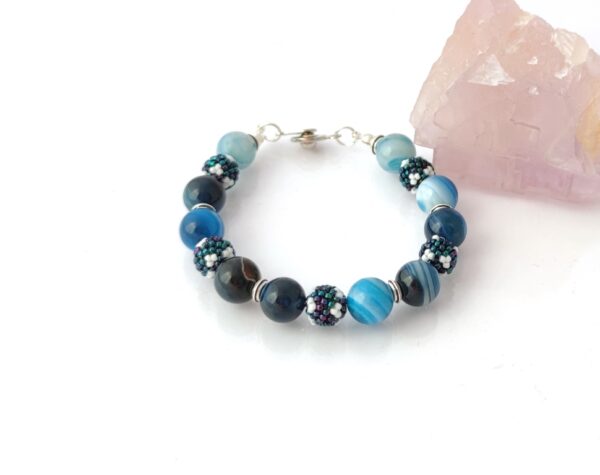Beaded bracelet with blue agate and beaded beads