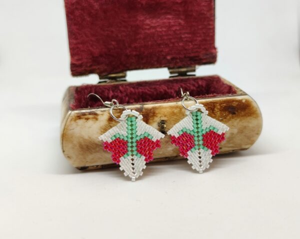 Arrow beaded earrings with red tulips