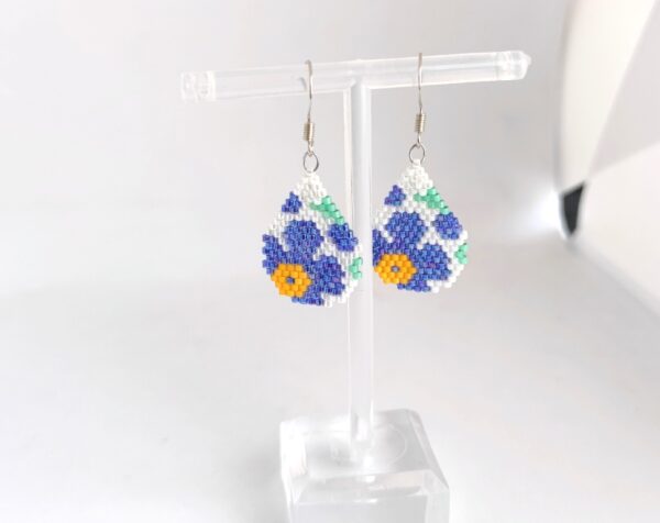 Drop earring with blue flower