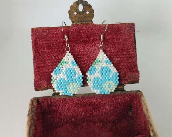Drop earring with turquoise flower