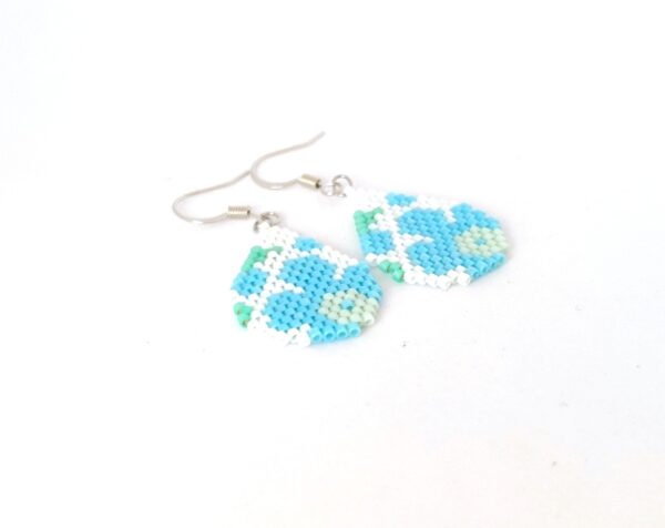 Drop earring with turquoise flower