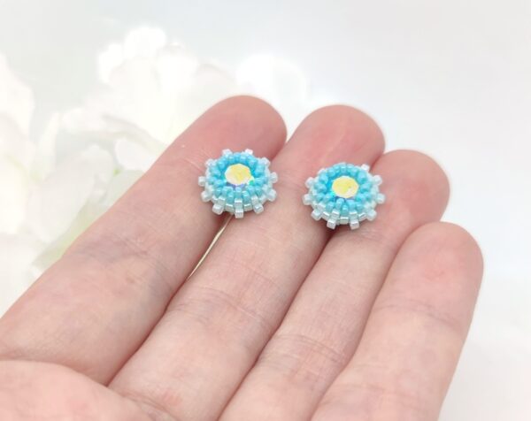 Stud earrings with chaton in turquoise colors