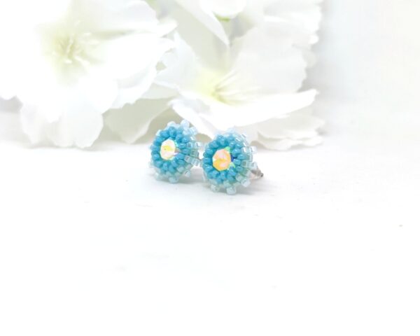 Stud earrings with chaton in turquoise colors