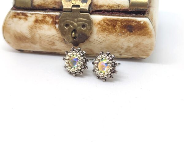 Stud earrings with chaton in silver-nickel colors