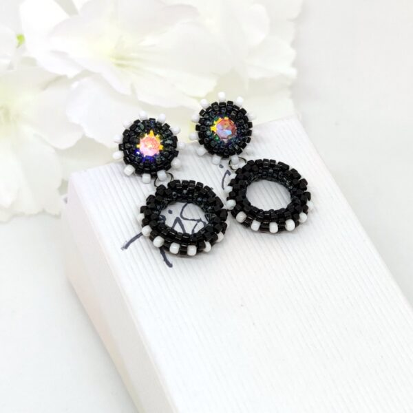 Hoop earrings with chaton studs in black and white colors