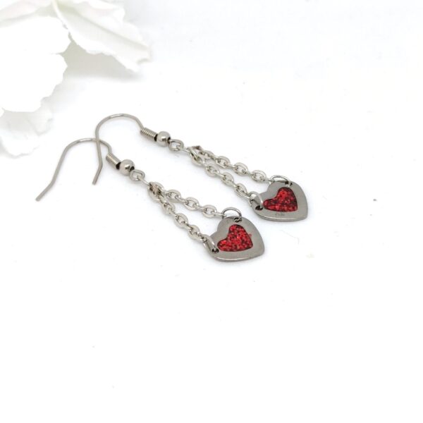 Heart earrings with chain, red glitter