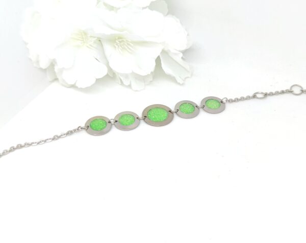 Bubbles with resin in glittery green color, stainless steel bracelet