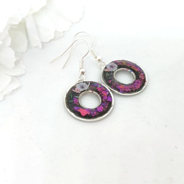 Disc resin earrings with flowers and chameleon flakes, dark