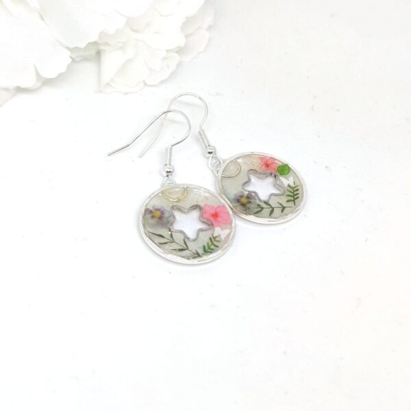 Disc resin earrings in spring theme with flowers