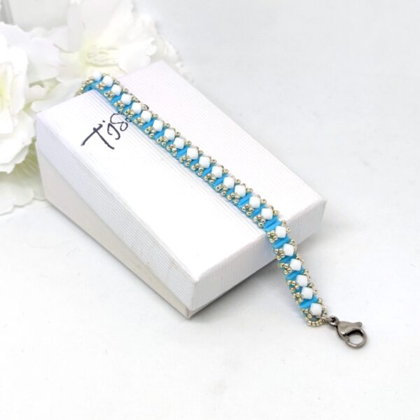 Beaded bugle chain bracelet in turquoise and white colors