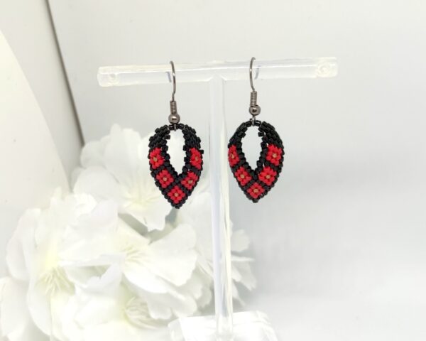 Twisted, beaded earrings in black and red colors