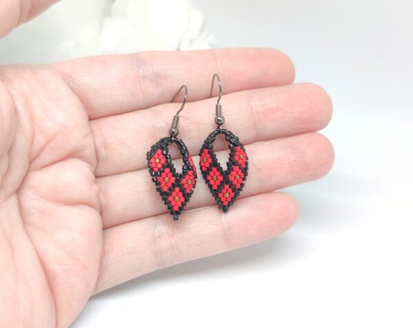 Twisted, beaded earrings in black and red colors