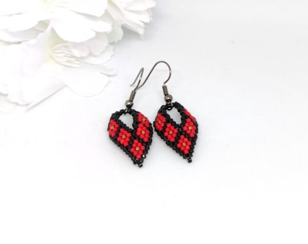 Twisted, beaded earrings in black and red colors