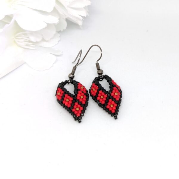 Twisted, beaded earrings in black and red colors