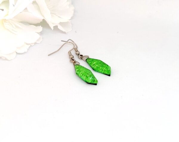 Nugget-shaped resin earrings in green color