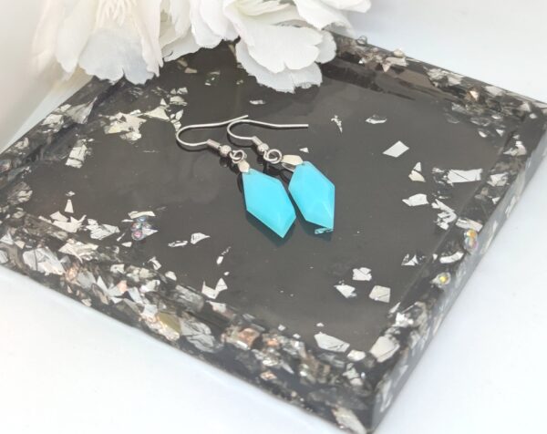 Nugget-shaped resin earrings in opal aquablue color