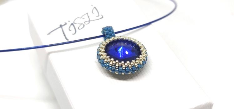 Star baubles beaded pendant in blue color